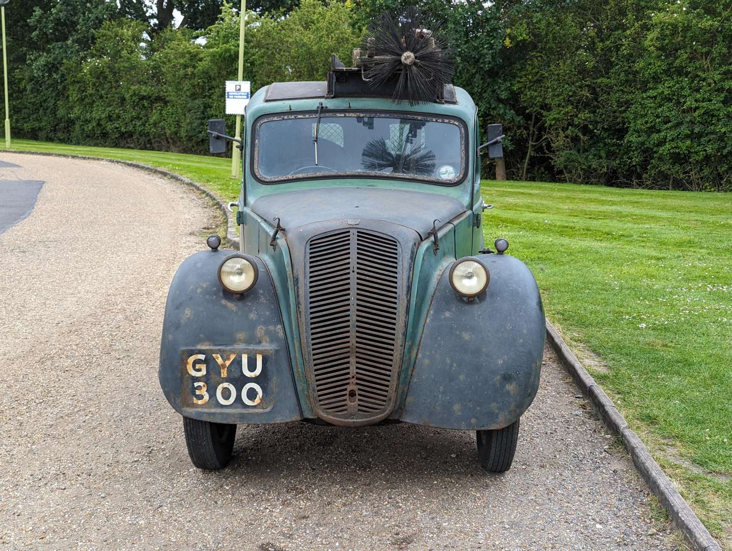 <p>1945 MORRIS EIGHT SERIES Z VAN</p>