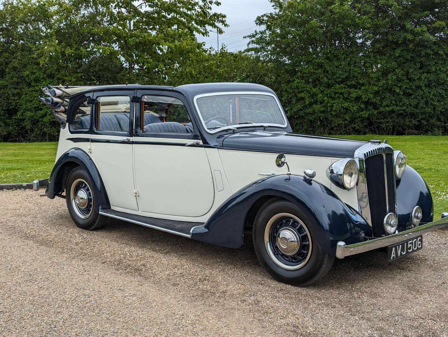 <p>1938 DAIMLER DB17 TICKFORD DROPHEAD</p>