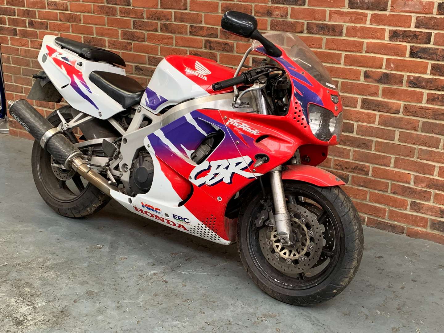 <p>1995 HONDA CBR 900RR FIREBLADE&nbsp;</p>