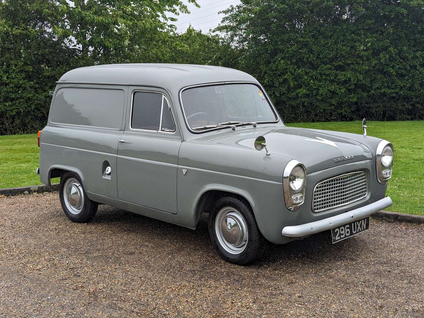 <p>1960 FORD THAMES VAN</p>