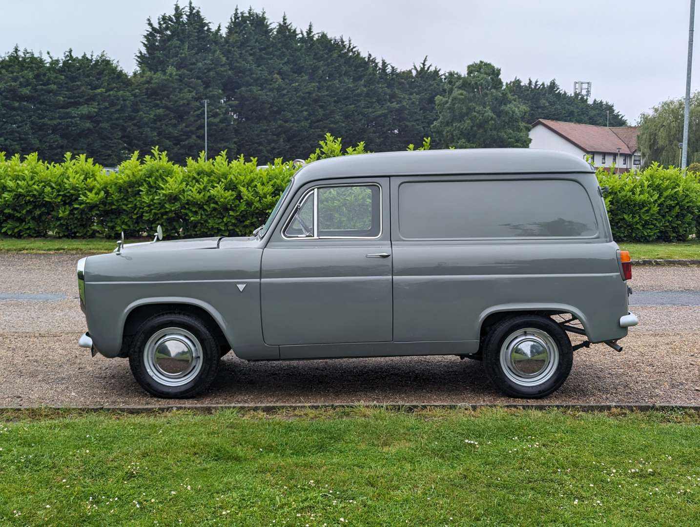 <p>1960 FORD THAMES VAN</p>