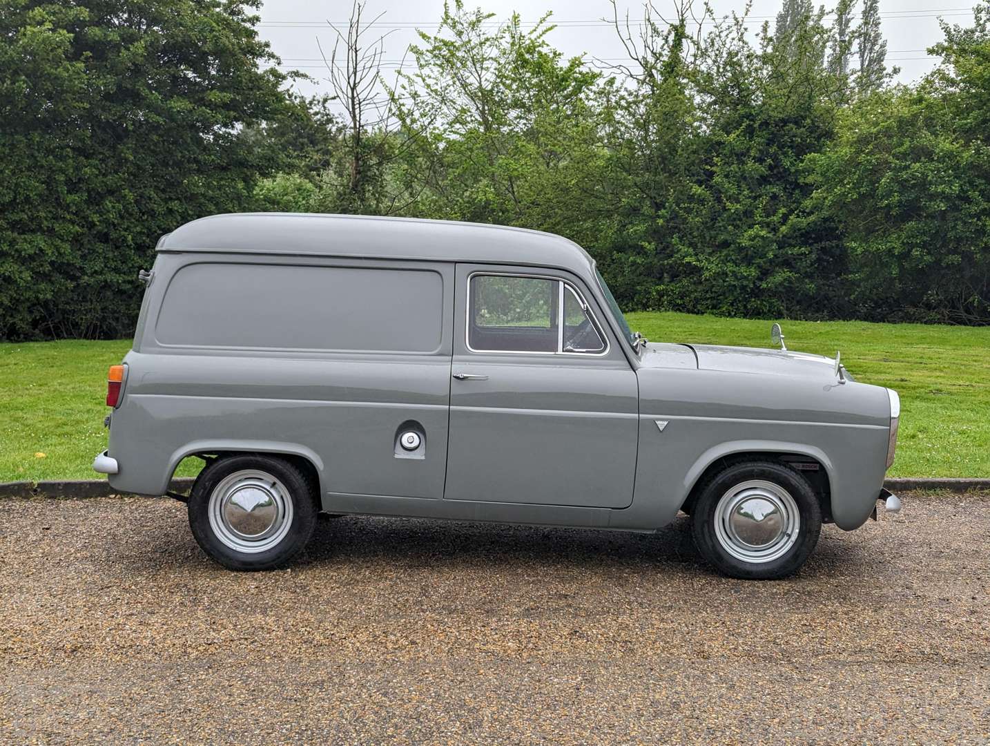 <p>1960 FORD THAMES VAN</p>