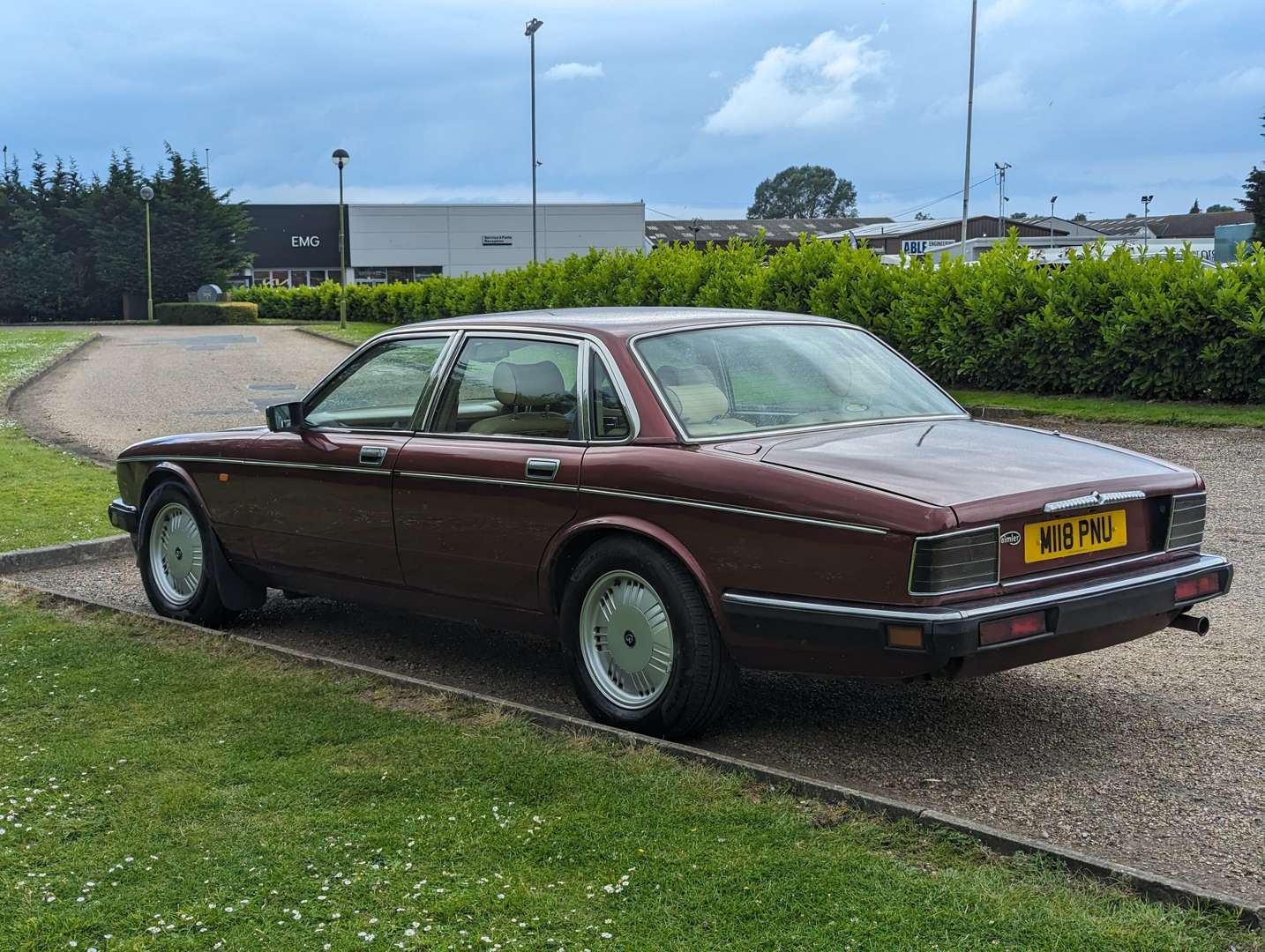 <p>1994 DAIMLER 4.0 AUTO</p>