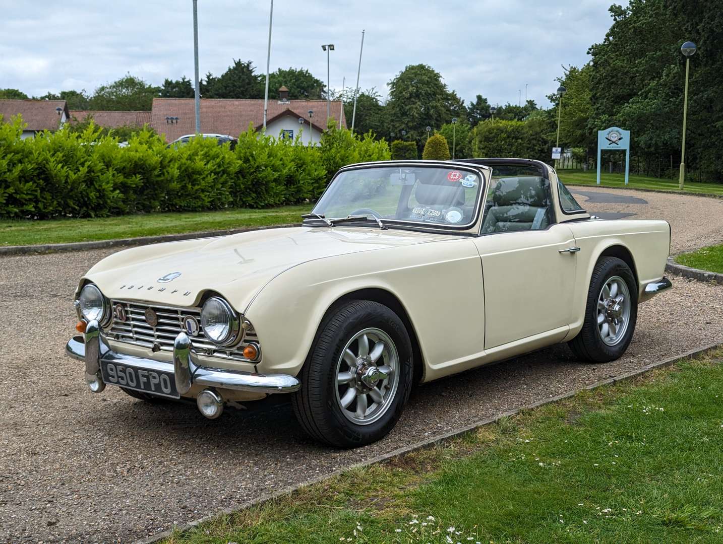 <p>1962 TRIUMPH TR4&nbsp;</p>