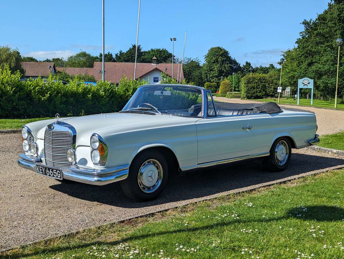 <p>1969 MERCEDES-BENZ 280 SE CABRIOLET&nbsp;</p>