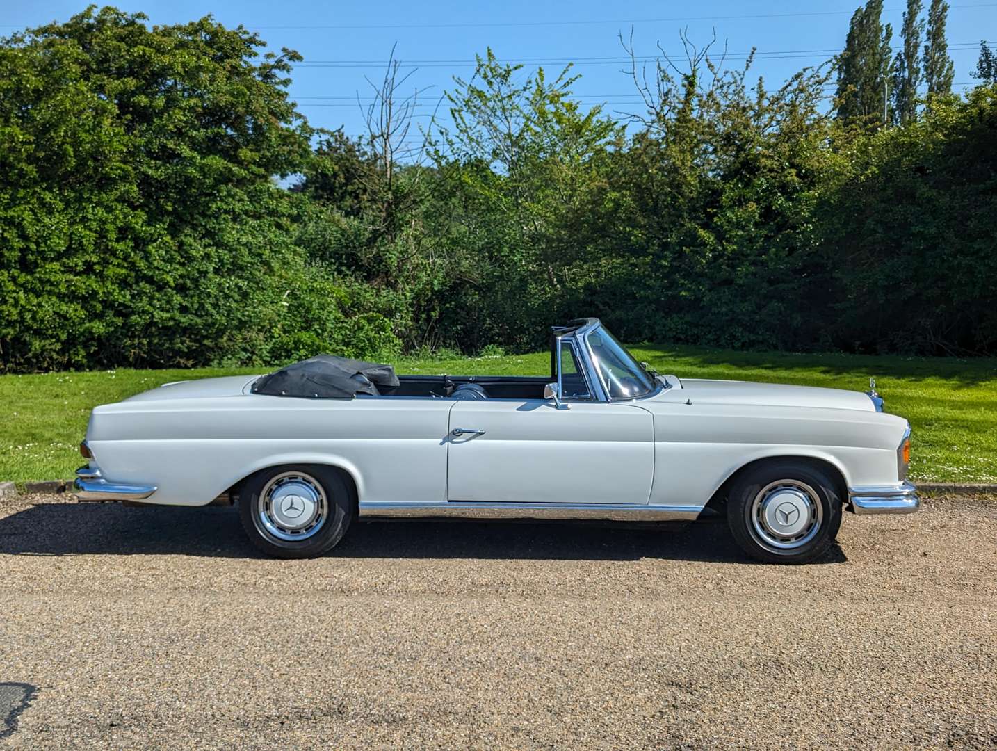 <p>1969 MERCEDES-BENZ 280 SE CABRIOLET&nbsp;</p>