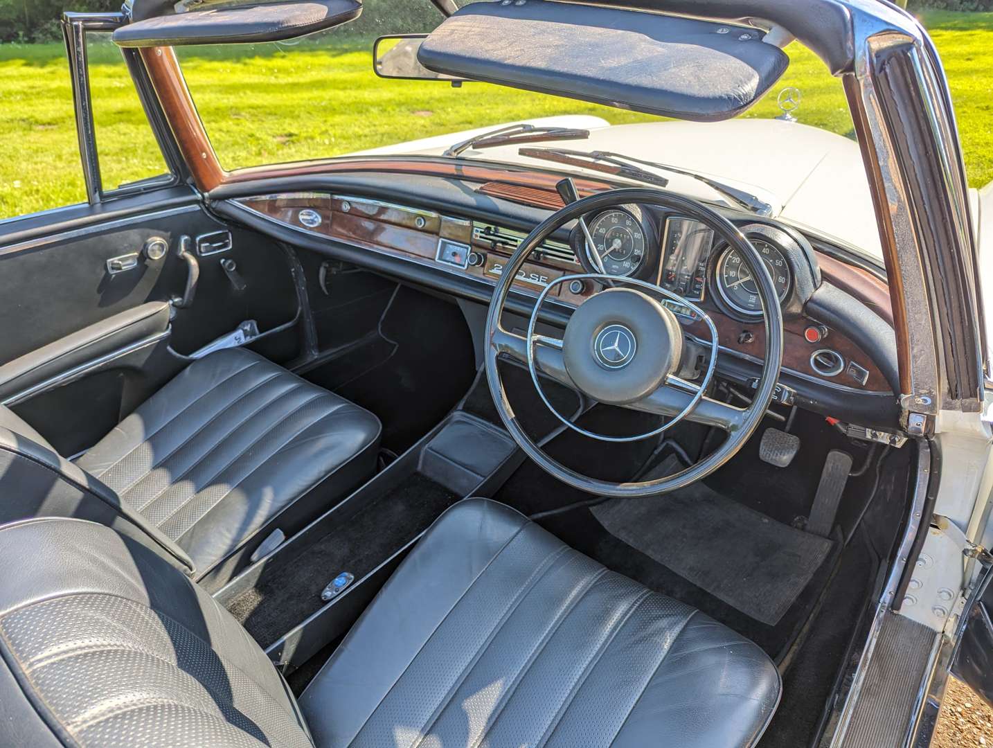 <p>1969 MERCEDES-BENZ 280 SE CABRIOLET&nbsp;</p>