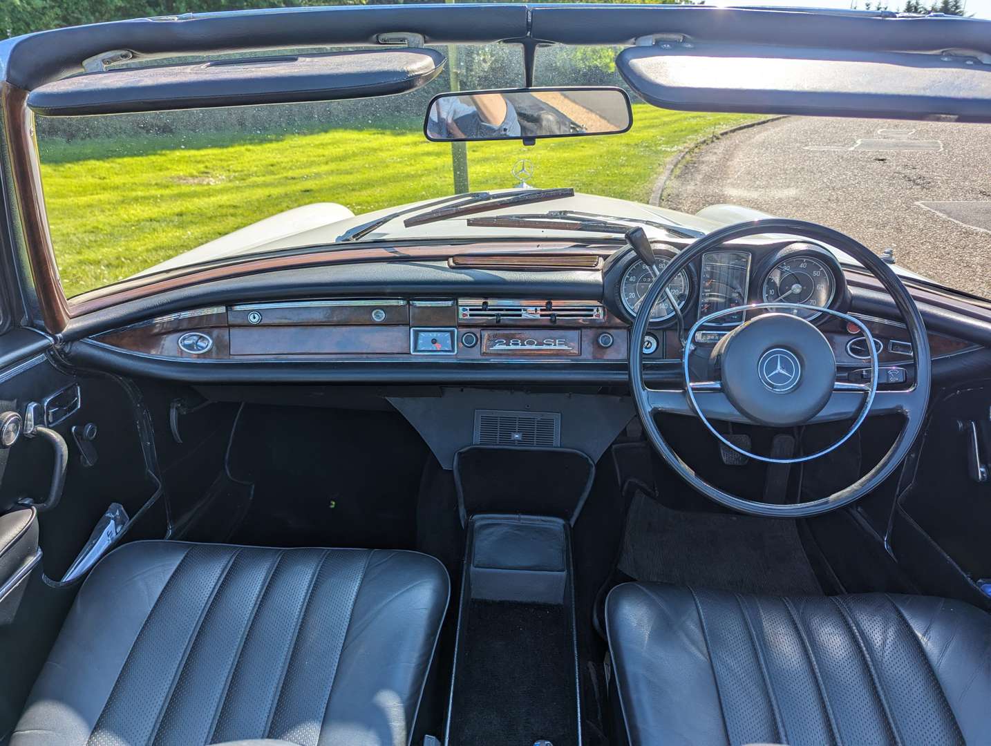 <p>1969 MERCEDES-BENZ 280 SE CABRIOLET&nbsp;</p>