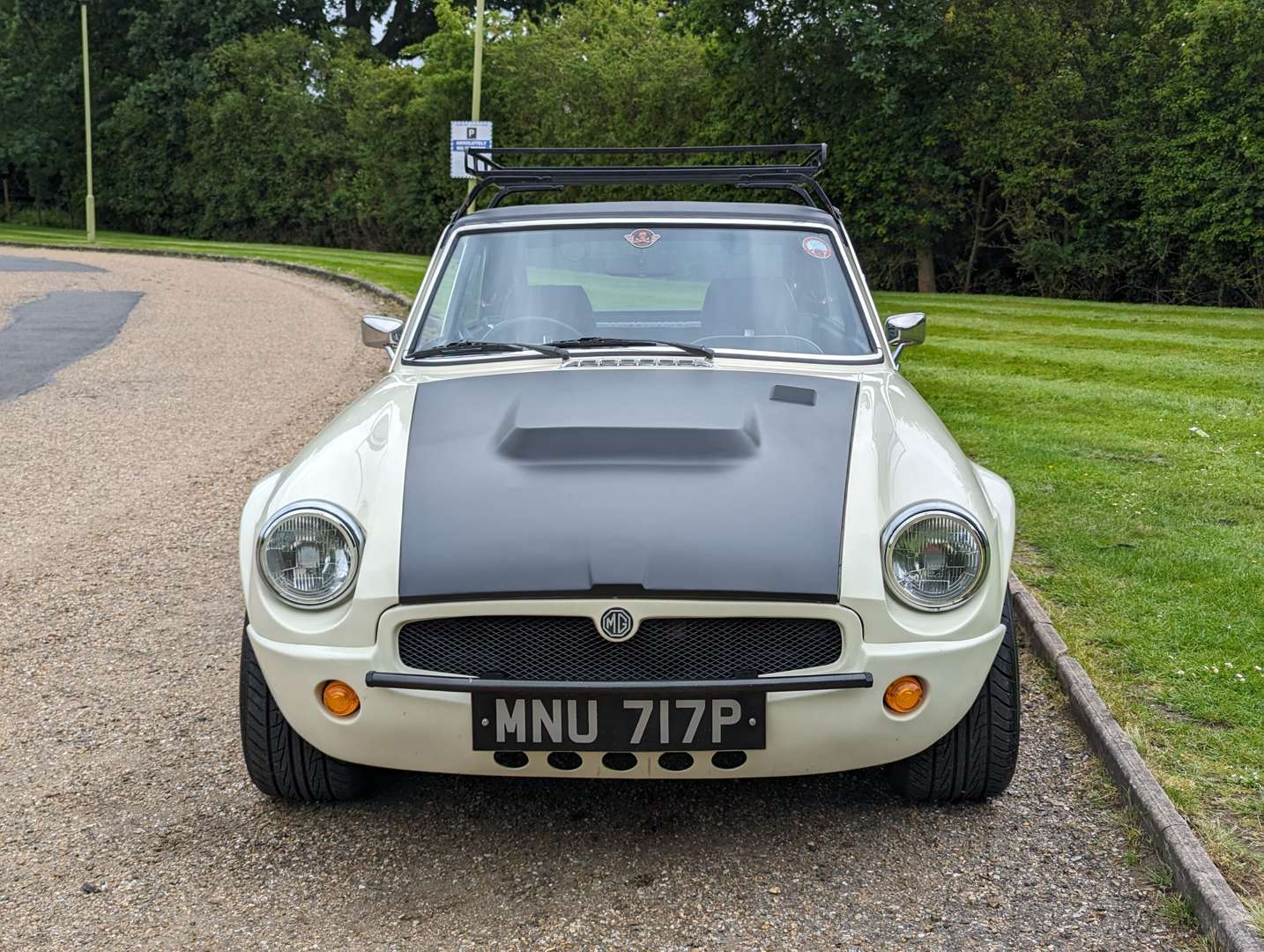 <p>1976 MG B GT</p>