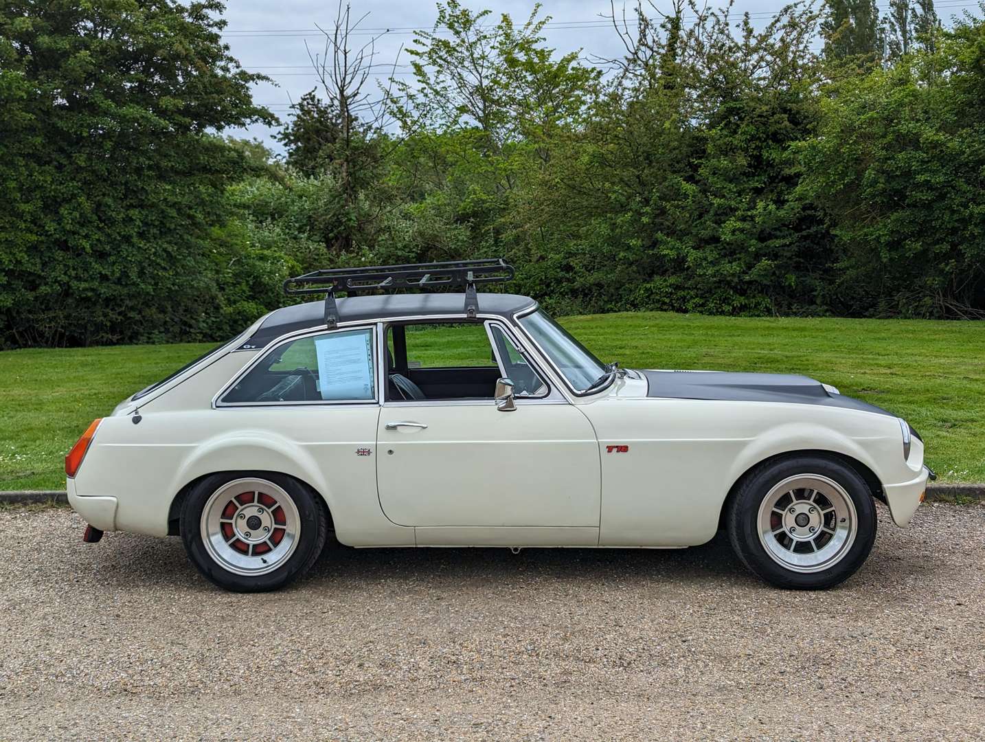 <p>1976 MG B GT</p>