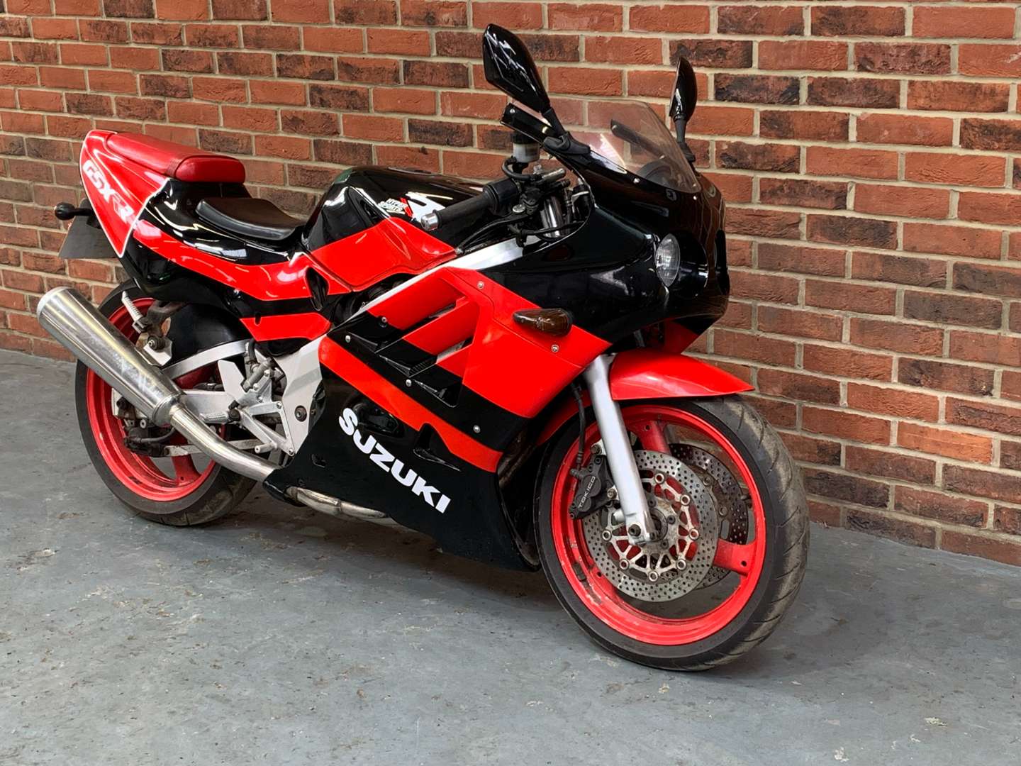 <p>1989 SUZUKI GSXR 250RR</p>