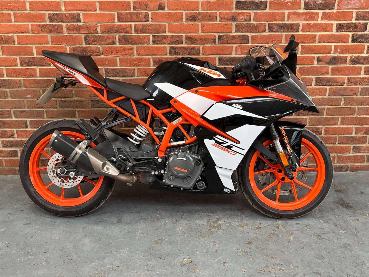 <p>2018 KTM RC 390 18</p>