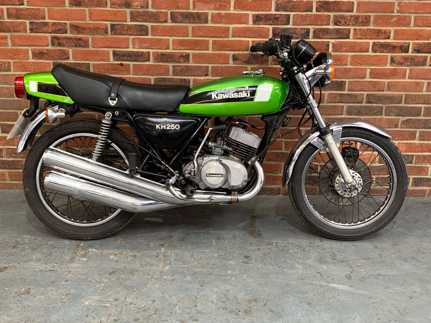 <p>1980 KAWASAKI KH 250B&nbsp;</p>