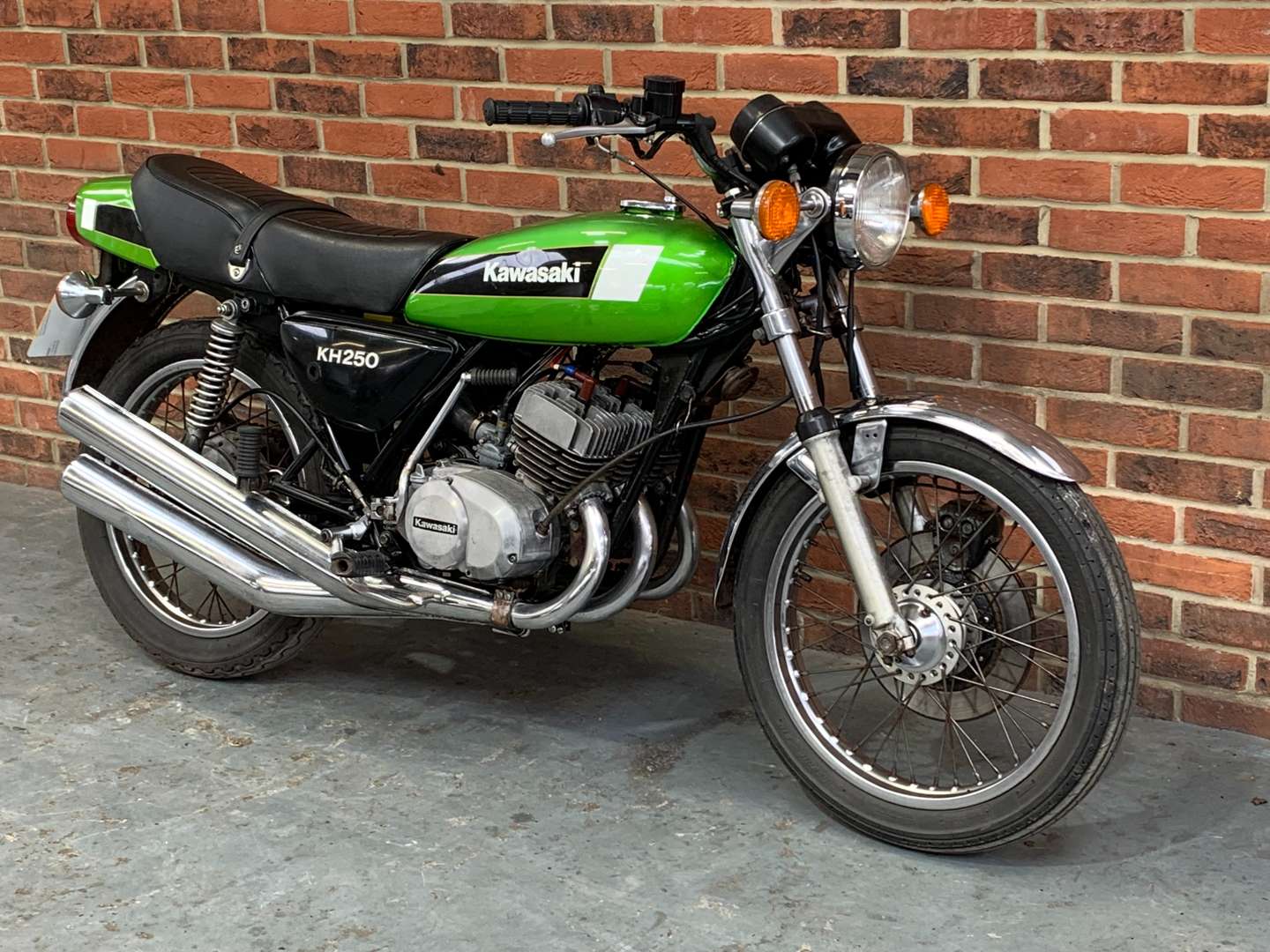 <p>1980 KAWASAKI KH 250B&nbsp;</p>