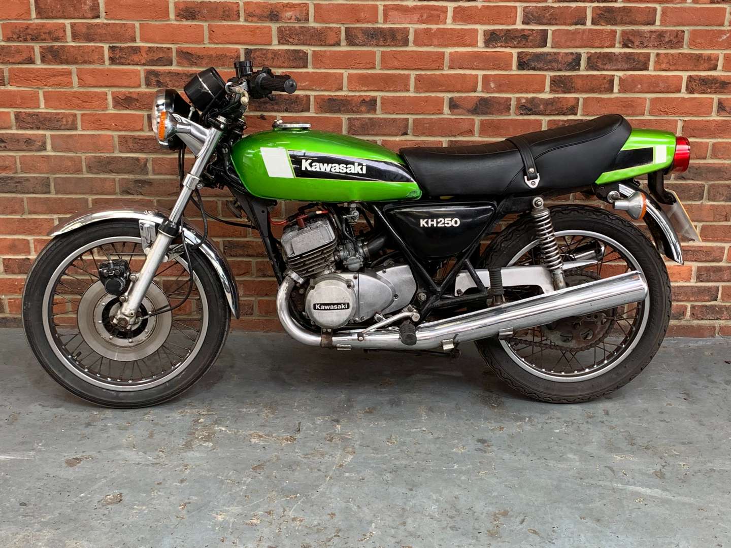 <p>1980 KAWASAKI KH 250B&nbsp;</p>