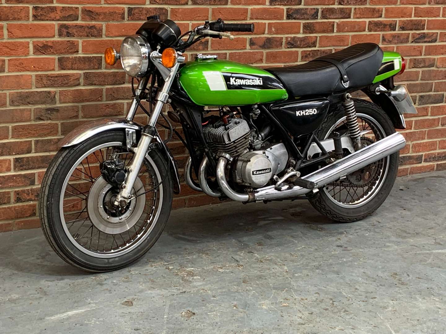 <p>1980 KAWASAKI KH 250B&nbsp;</p>