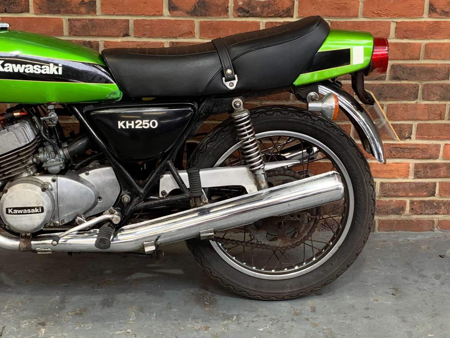 <p>1980 KAWASAKI KH 250B&nbsp;</p>