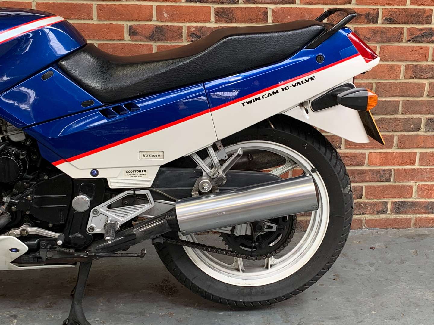 <p>1989 KAWASAKI GPX750 R</p>