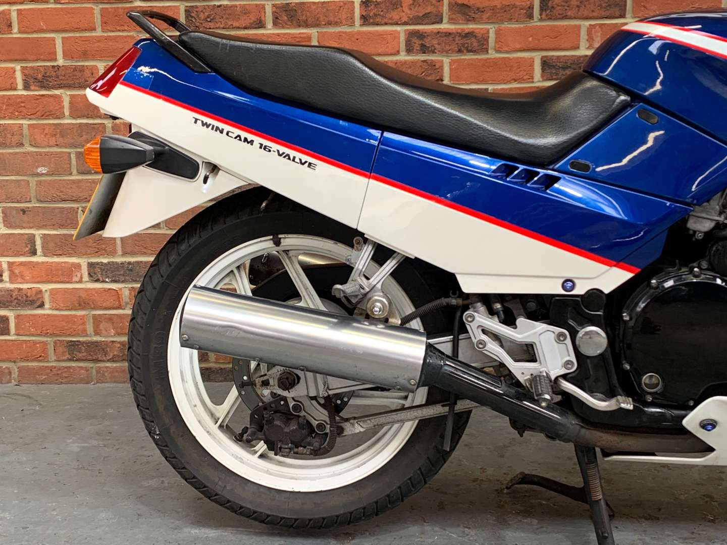 <p>1989 KAWASAKI GPX750 R</p>