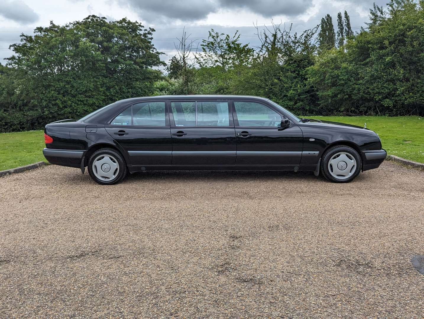 <p>1997 MERCEDES E280 CLASSIC LIMO AUTO</p>