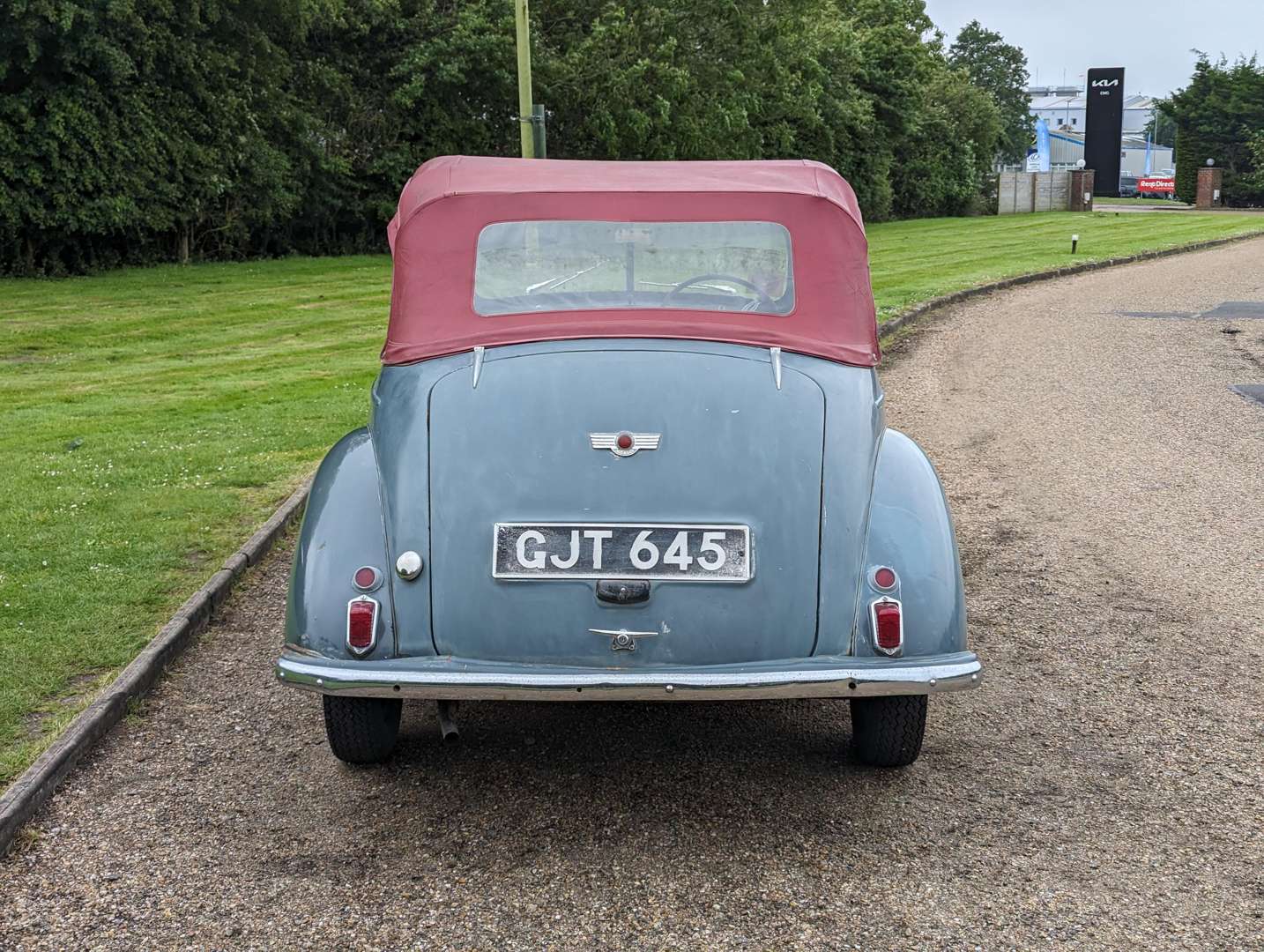 <p>1954 MORRIS MINOR CONVERTIBLE&nbsp;</p>