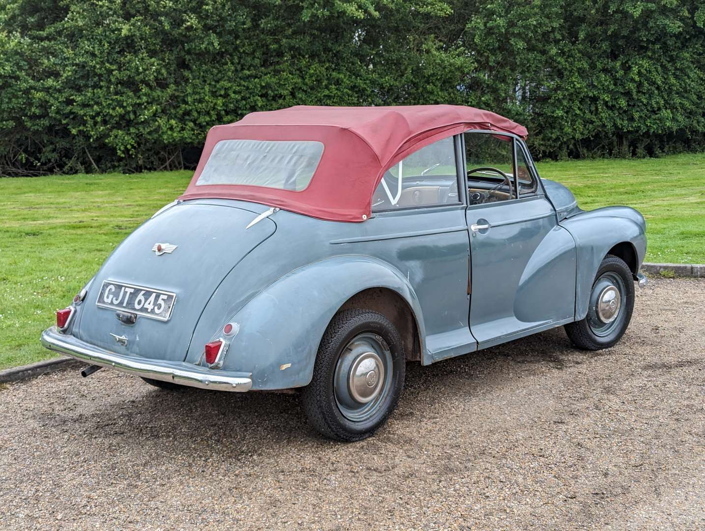 <p>1954 MORRIS MINOR CONVERTIBLE&nbsp;</p>