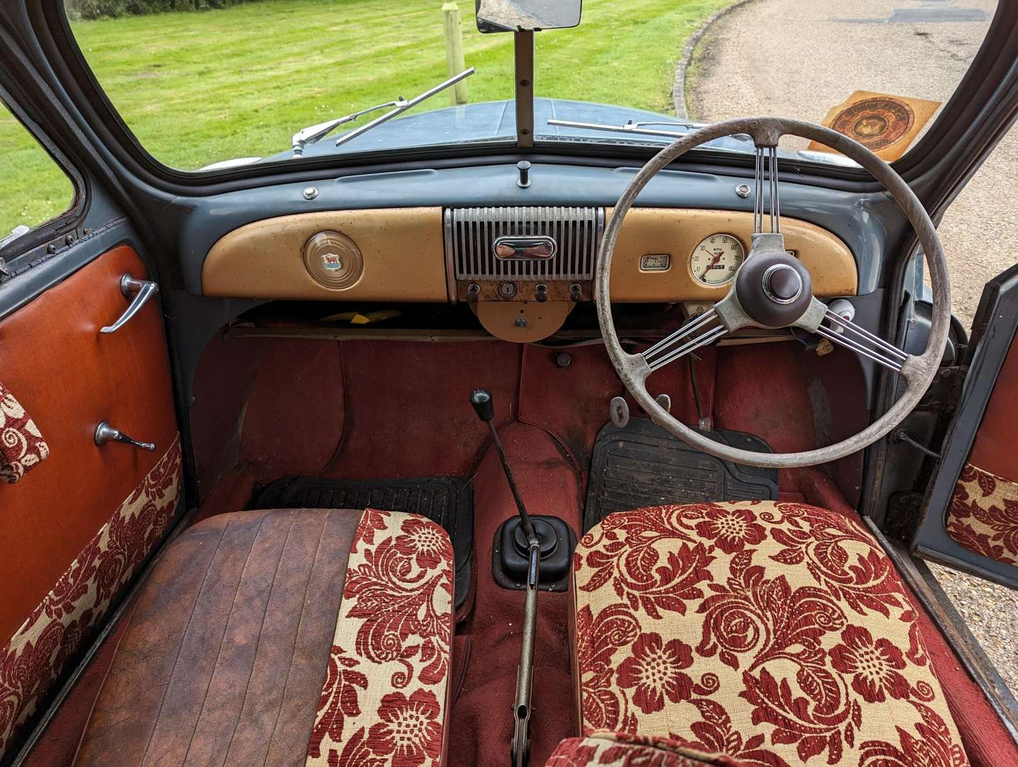 <p>1954 MORRIS MINOR CONVERTIBLE&nbsp;</p>