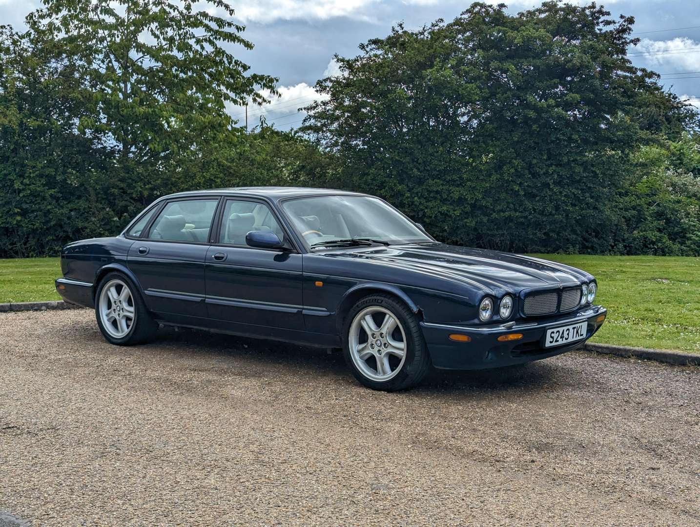 <p>1998 JAGUAR XJR 4.0 V8 AUTO&nbsp;</p>