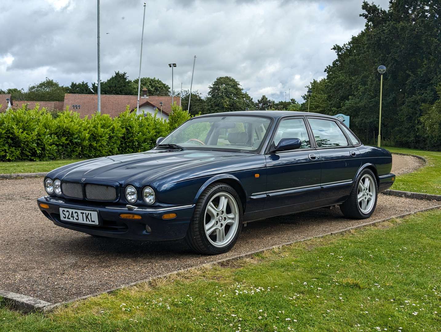 <p>1998 JAGUAR XJR 4.0 V8 AUTO&nbsp;</p>