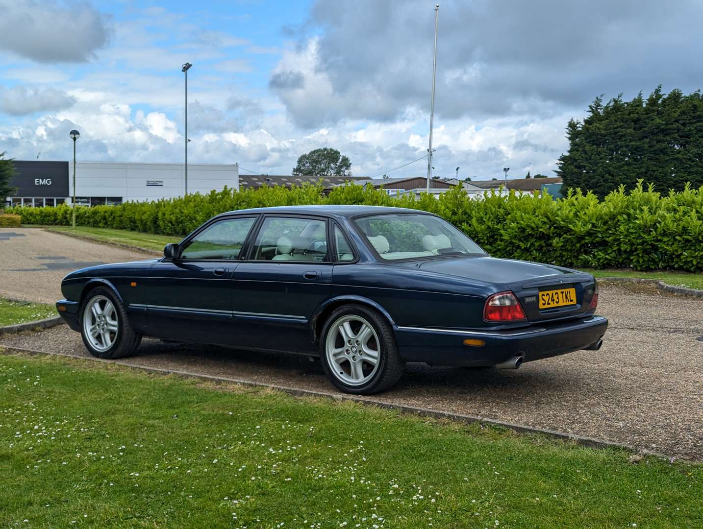 <p>1998 JAGUAR XJR 4.0 V8 AUTO&nbsp;</p>