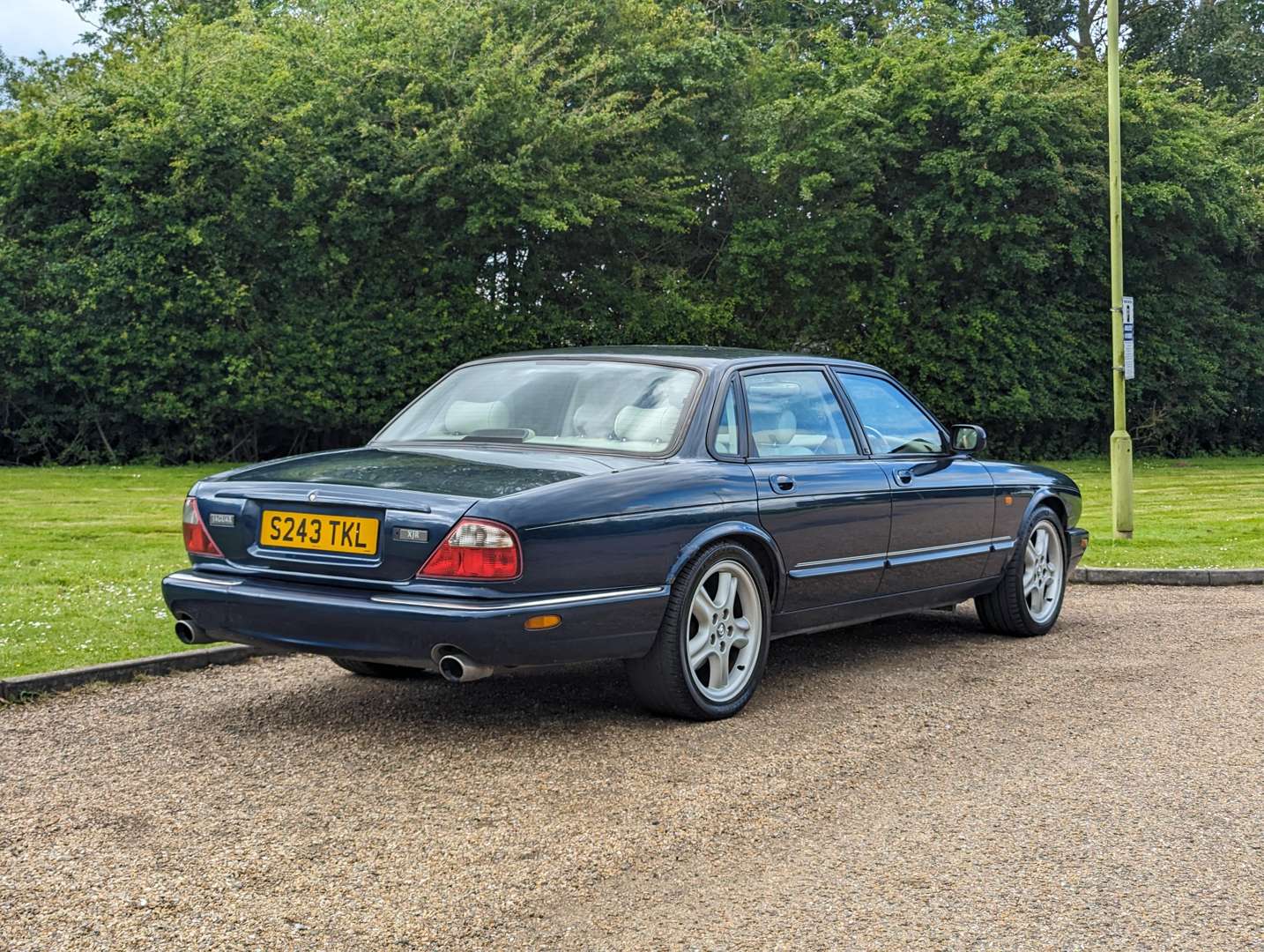 <p>1998 JAGUAR XJR 4.0 V8 AUTO&nbsp;</p>