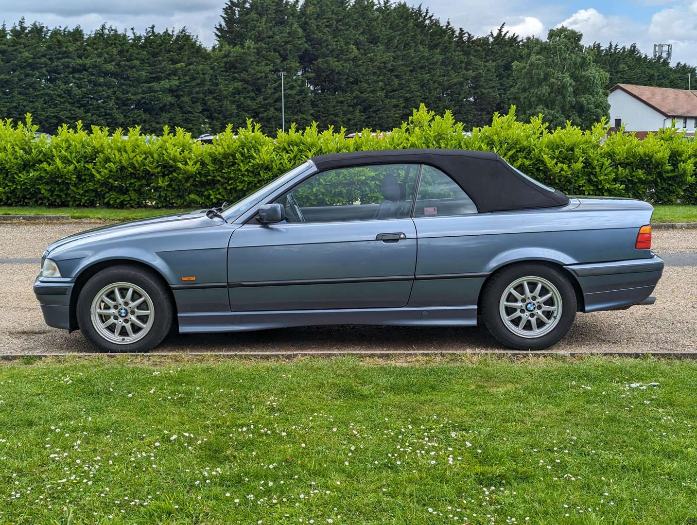 <p>1999 BMW 323i CONVERTIBLE&nbsp;</p>