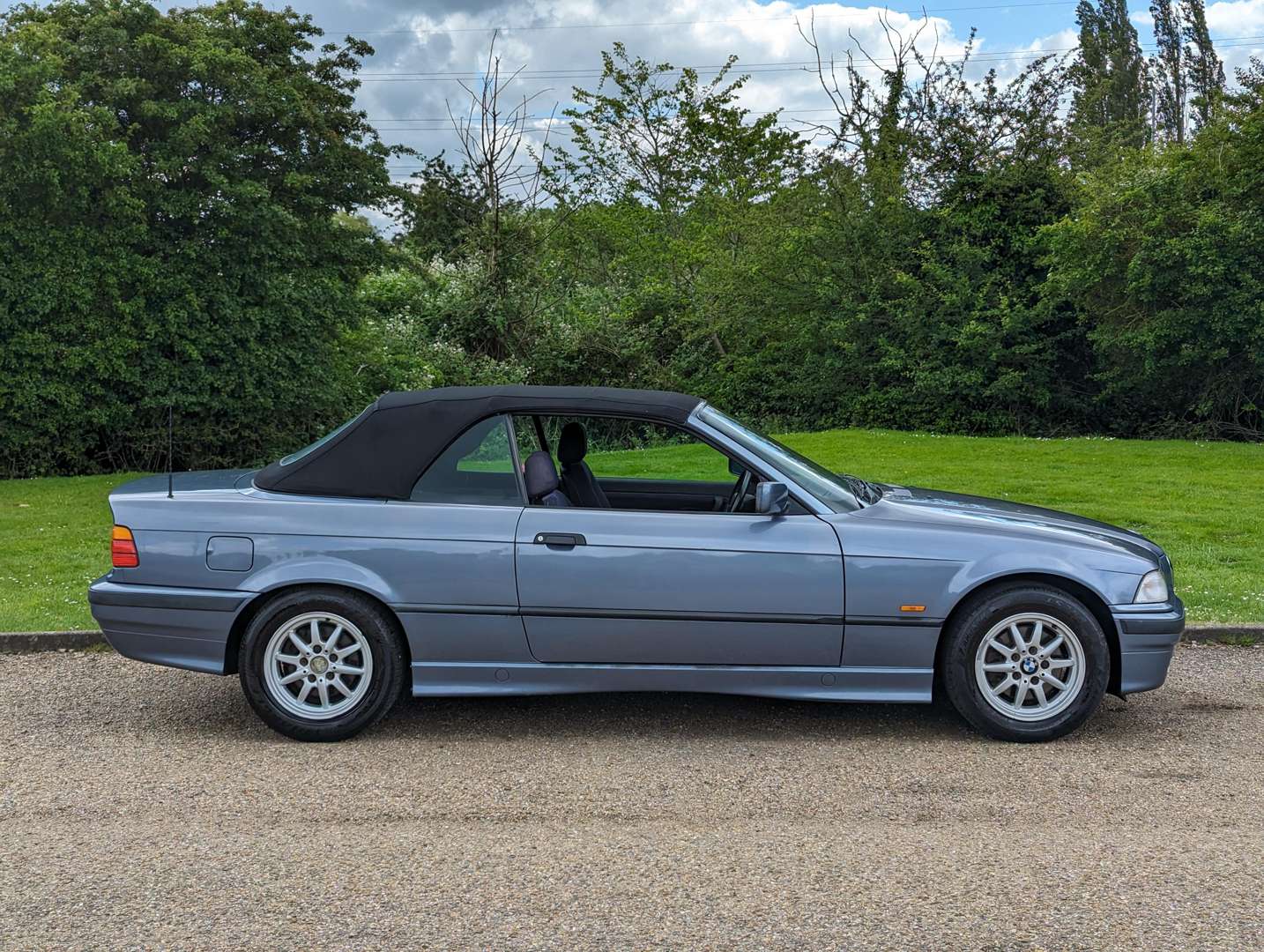 <p>1999 BMW 323i CONVERTIBLE&nbsp;</p>