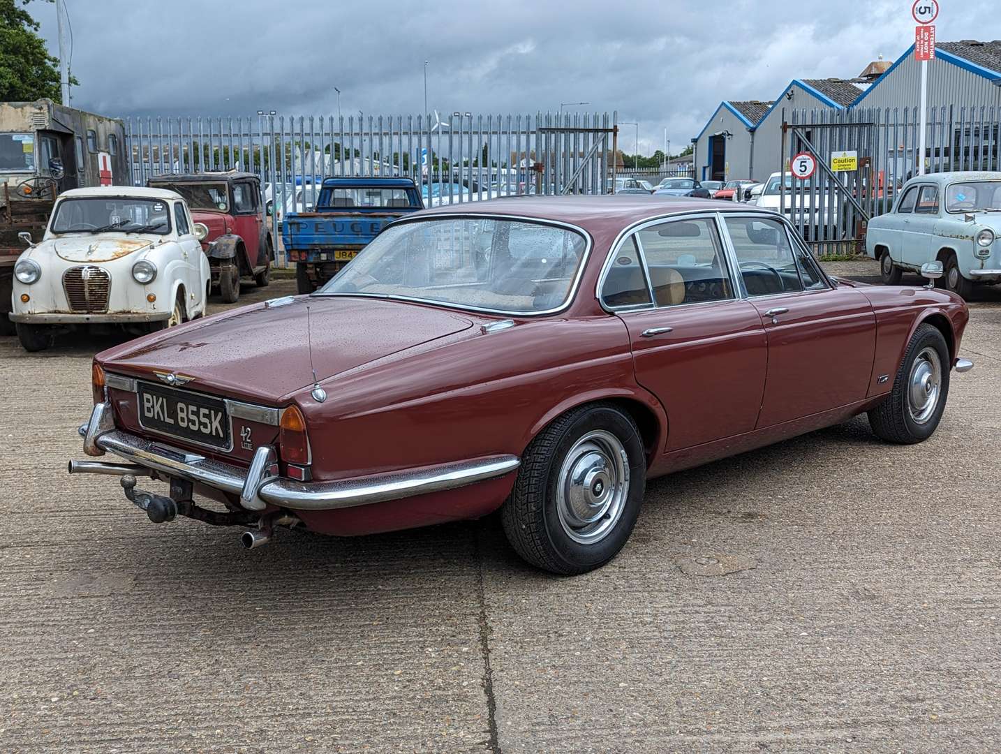 <p>1971 JAGUAR XJ6 4.2 L AUTO</p>