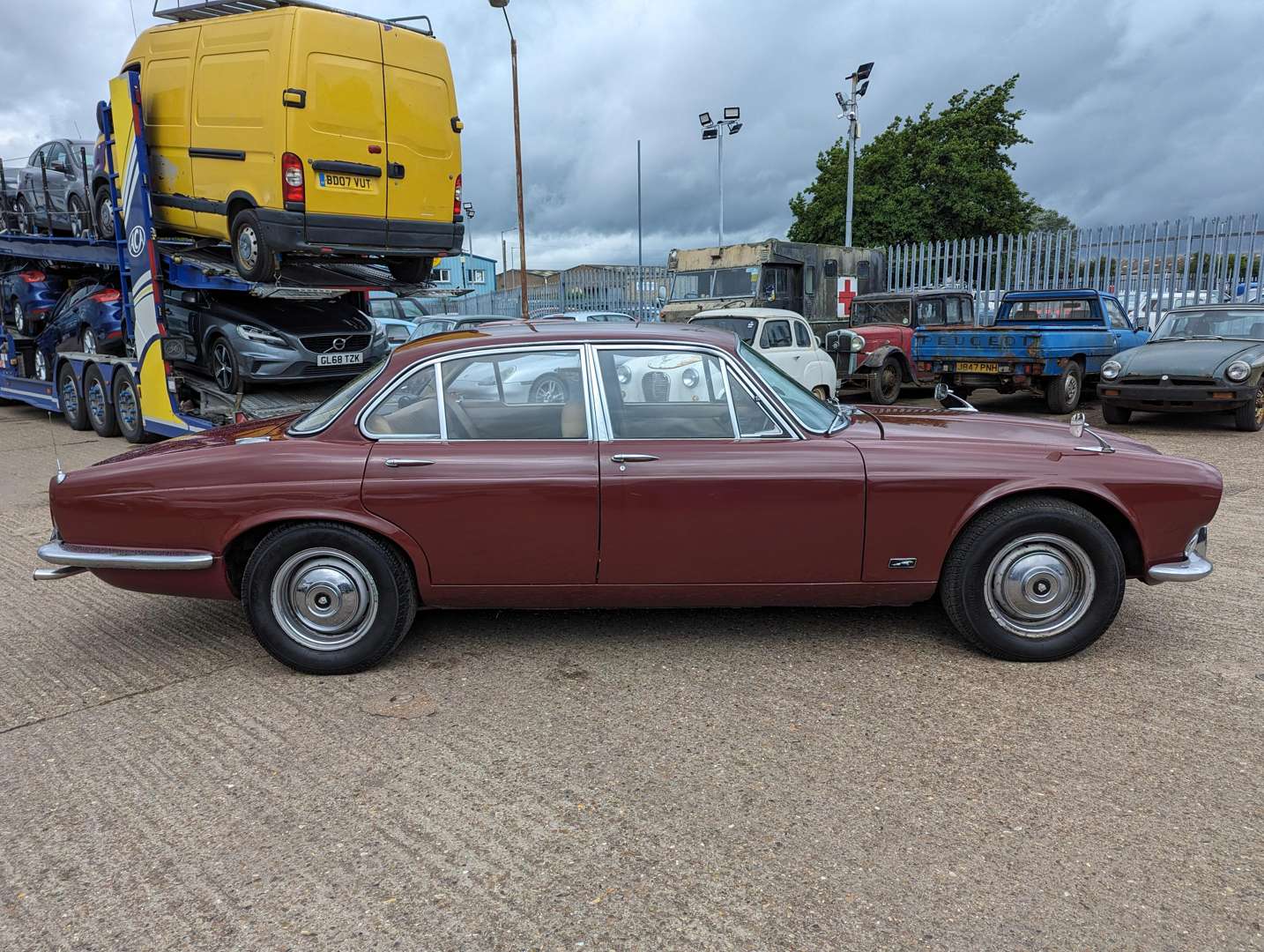 <p>1971 JAGUAR XJ6 4.2 L AUTO</p>