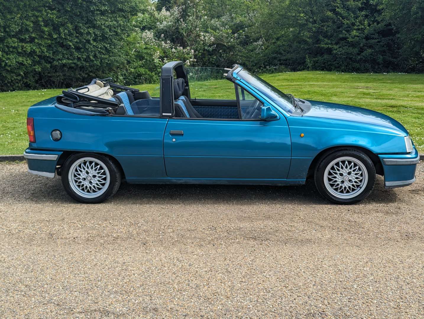 <p>1993 VAUXHALL ASTRA 2.0 EXCLUSIVE CONVERTIBLE</p>