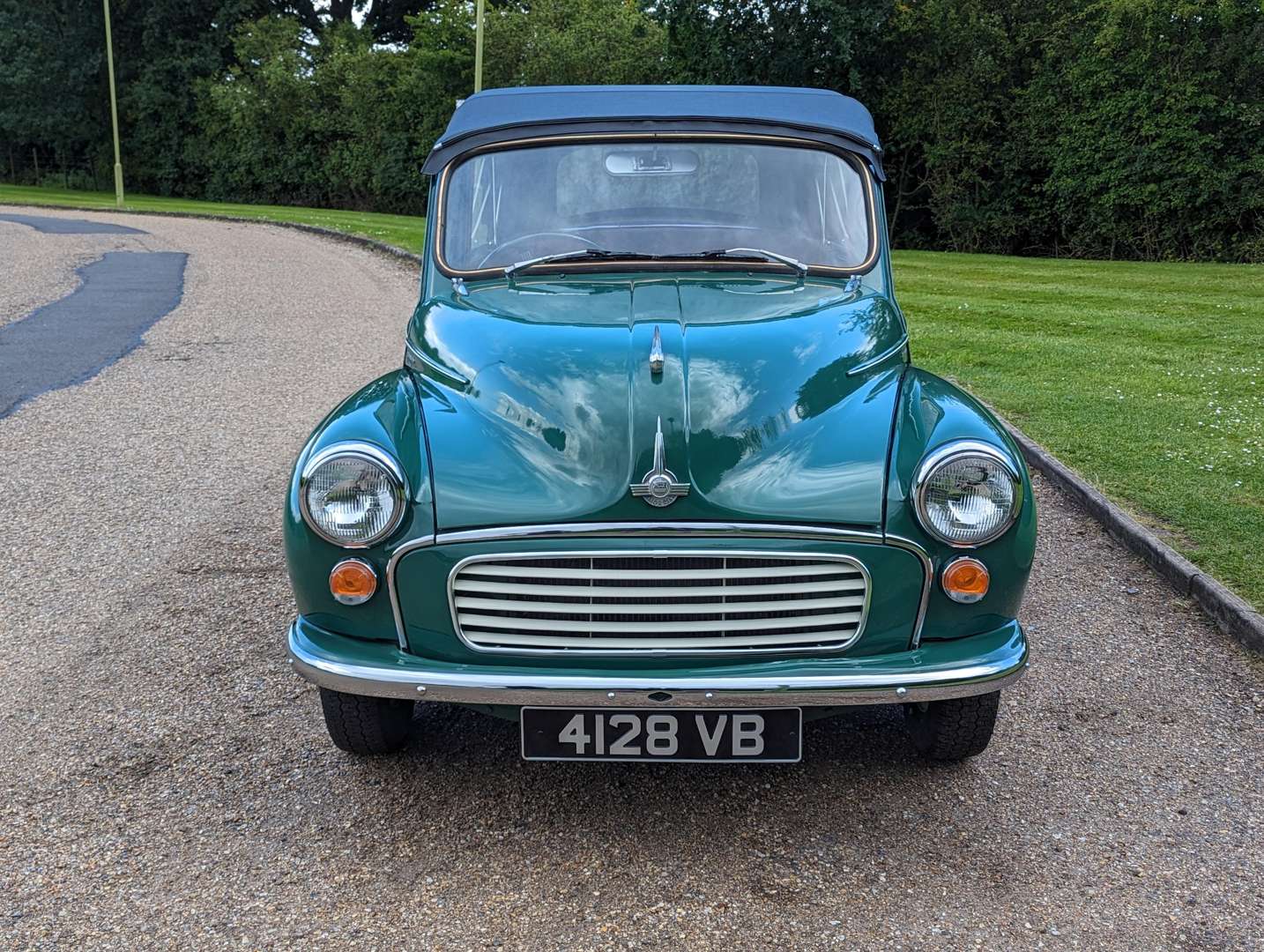 <p>1963 MORRIS MINOR 1000 CONVERTIBLE&nbsp;</p>