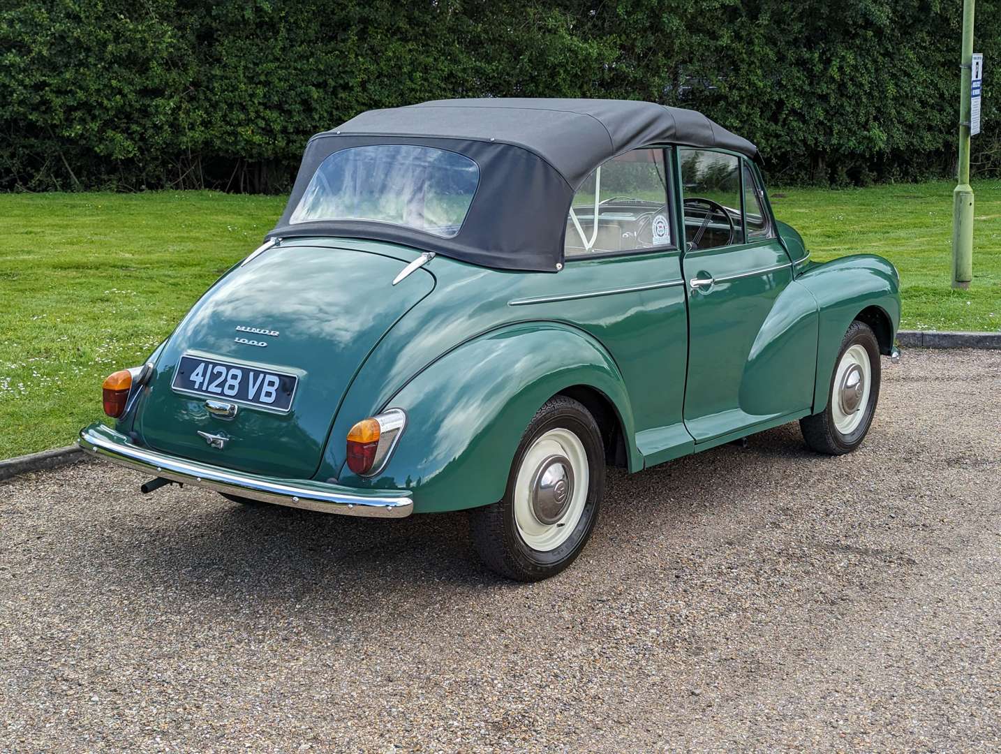 <p>1963 MORRIS MINOR 1000 CONVERTIBLE&nbsp;</p>