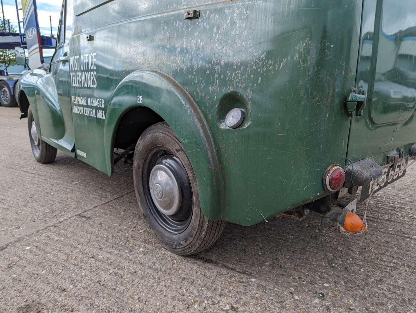 <p>1960 MORRIS MINOR VAN&nbsp;</p>