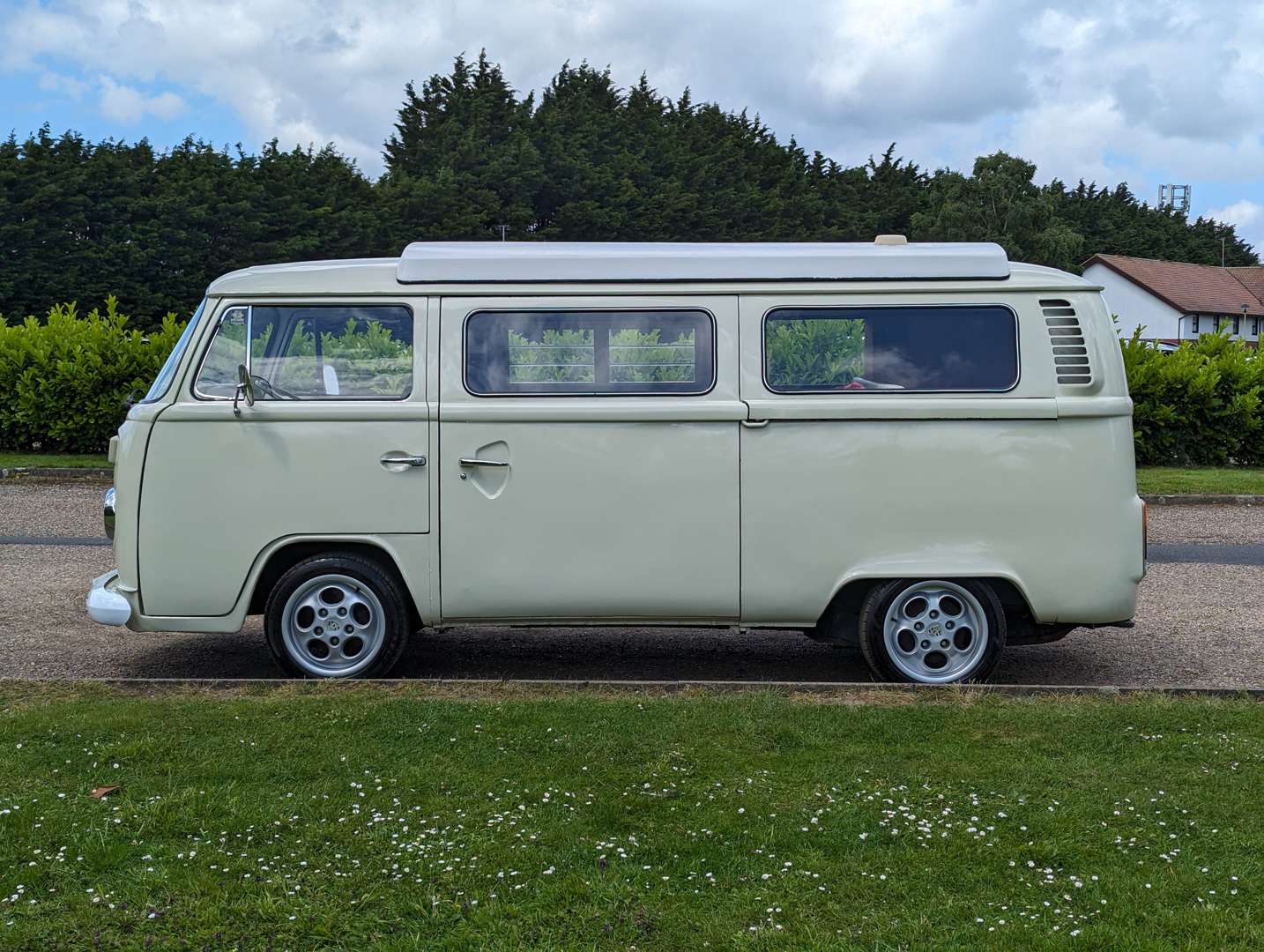 <p>1976 VW T2 BAY WINDOW&nbsp;</p>