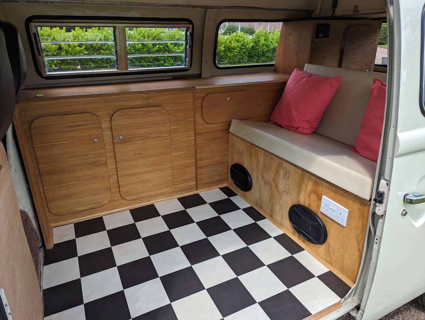 <p>1976 VW T2 BAY WINDOW&nbsp;</p>