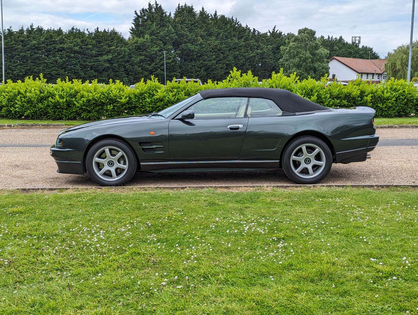 <p>1998 ASTON MARTIN V8 VOLANTE LWB</p>