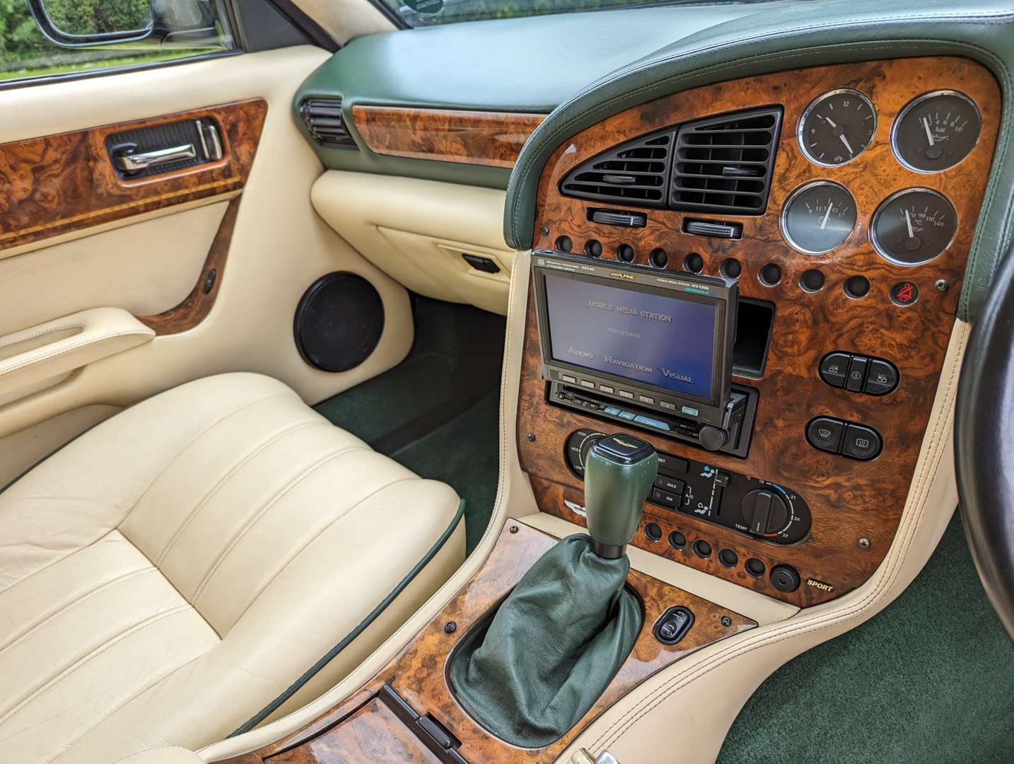 <p>1998 ASTON MARTIN V8 VOLANTE LWB</p>