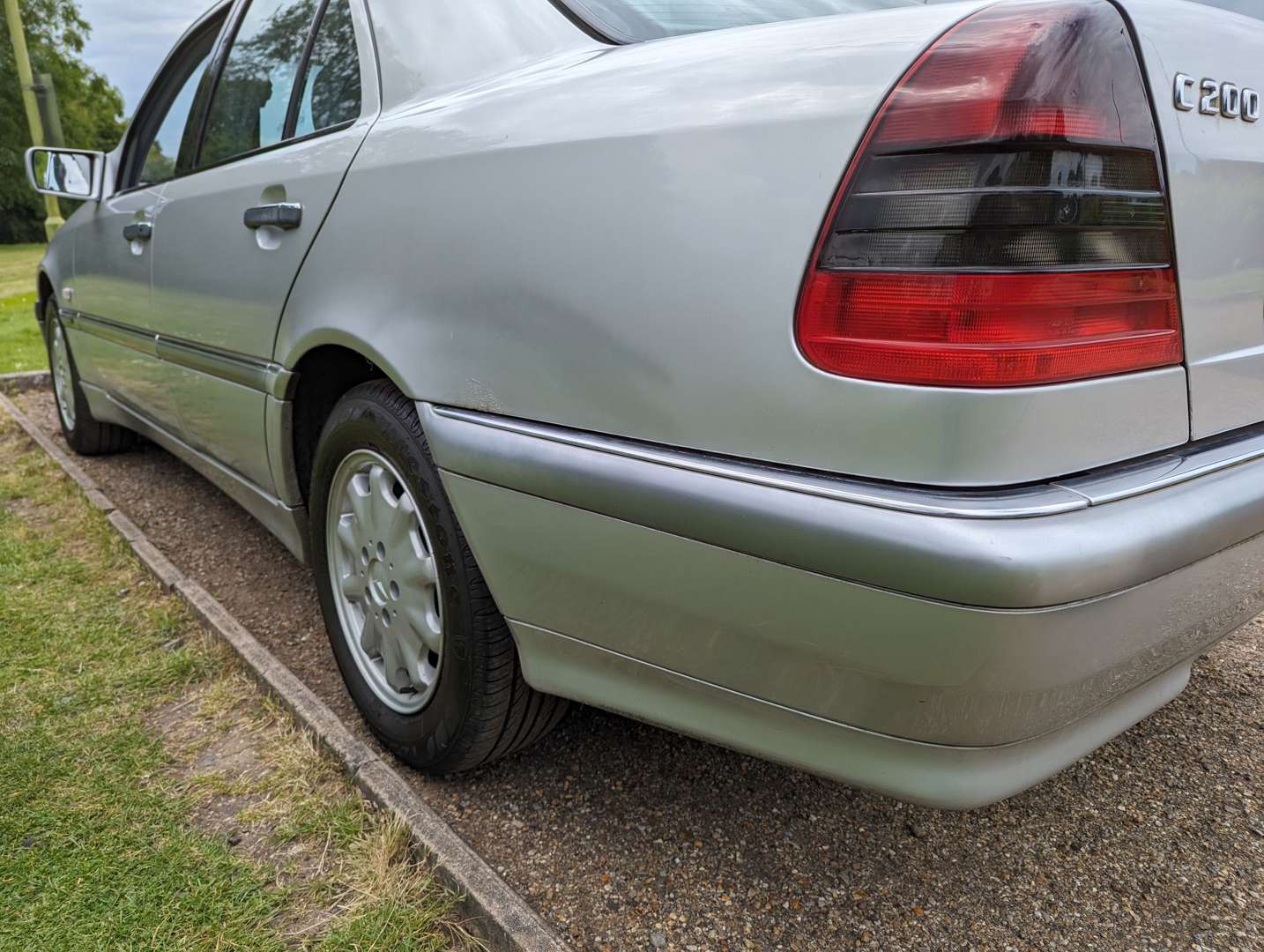 <p>2000 MERCEDES C200 ELEGANCE</p>