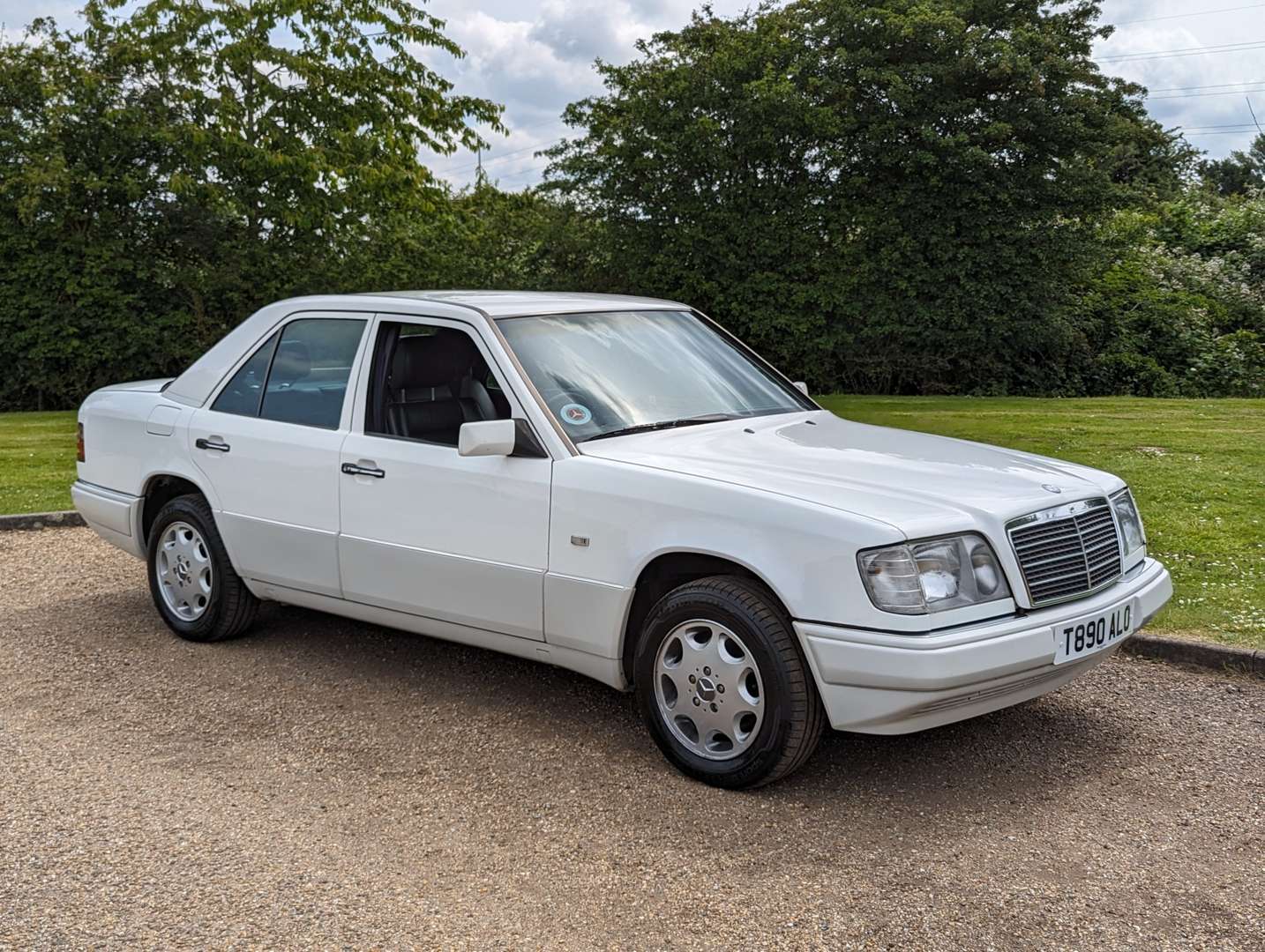 <p>1999 MERCEDES W124 E220 SALOON&nbsp;</p>