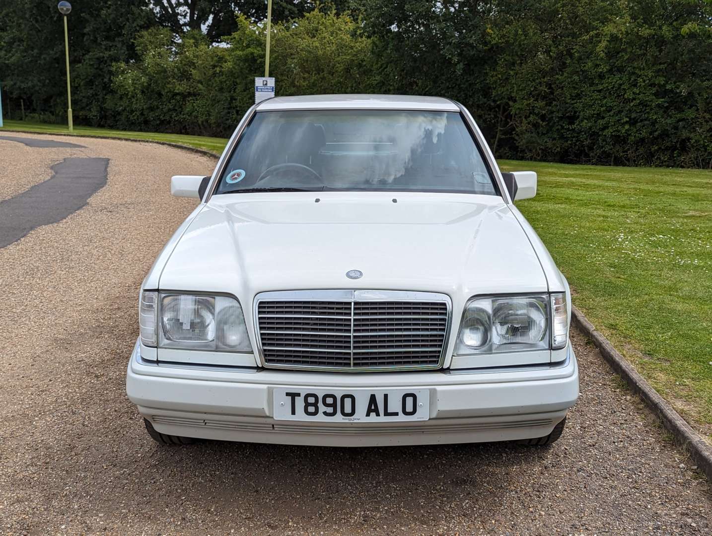 <p>1999 MERCEDES W124 E220 SALOON&nbsp;</p>