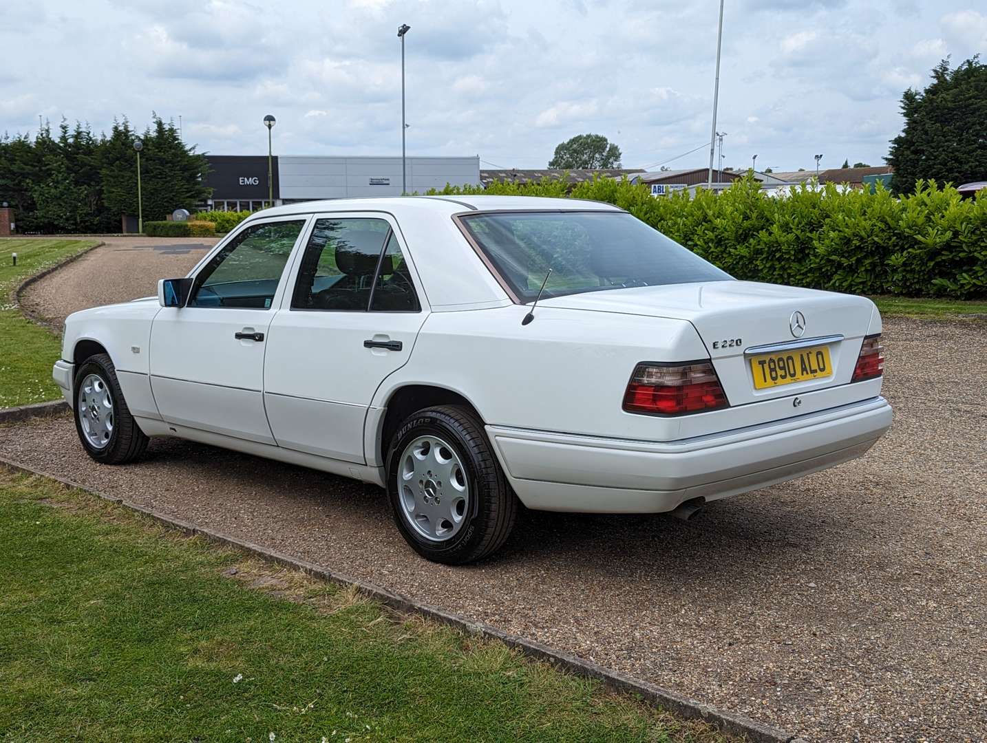 <p>1999 MERCEDES W124 E220 SALOON&nbsp;</p>