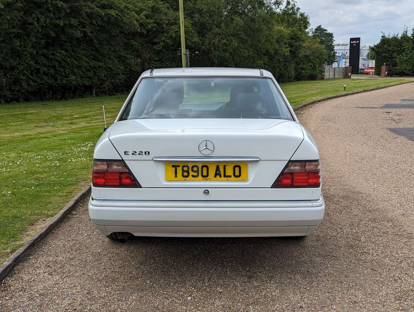 <p>1999 MERCEDES W124 E220 SALOON&nbsp;</p>