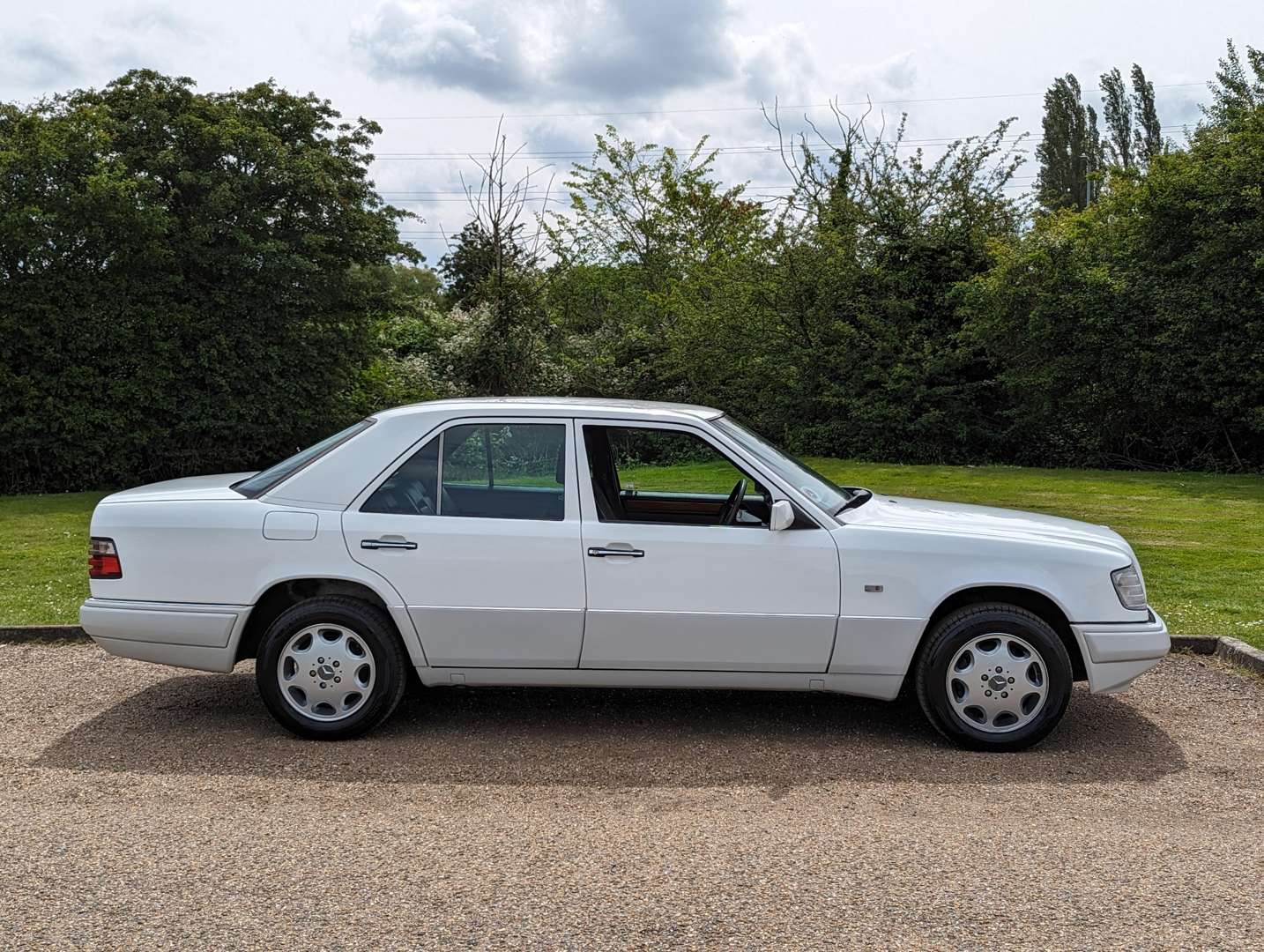 <p>1999 MERCEDES W124 E220 SALOON&nbsp;</p>