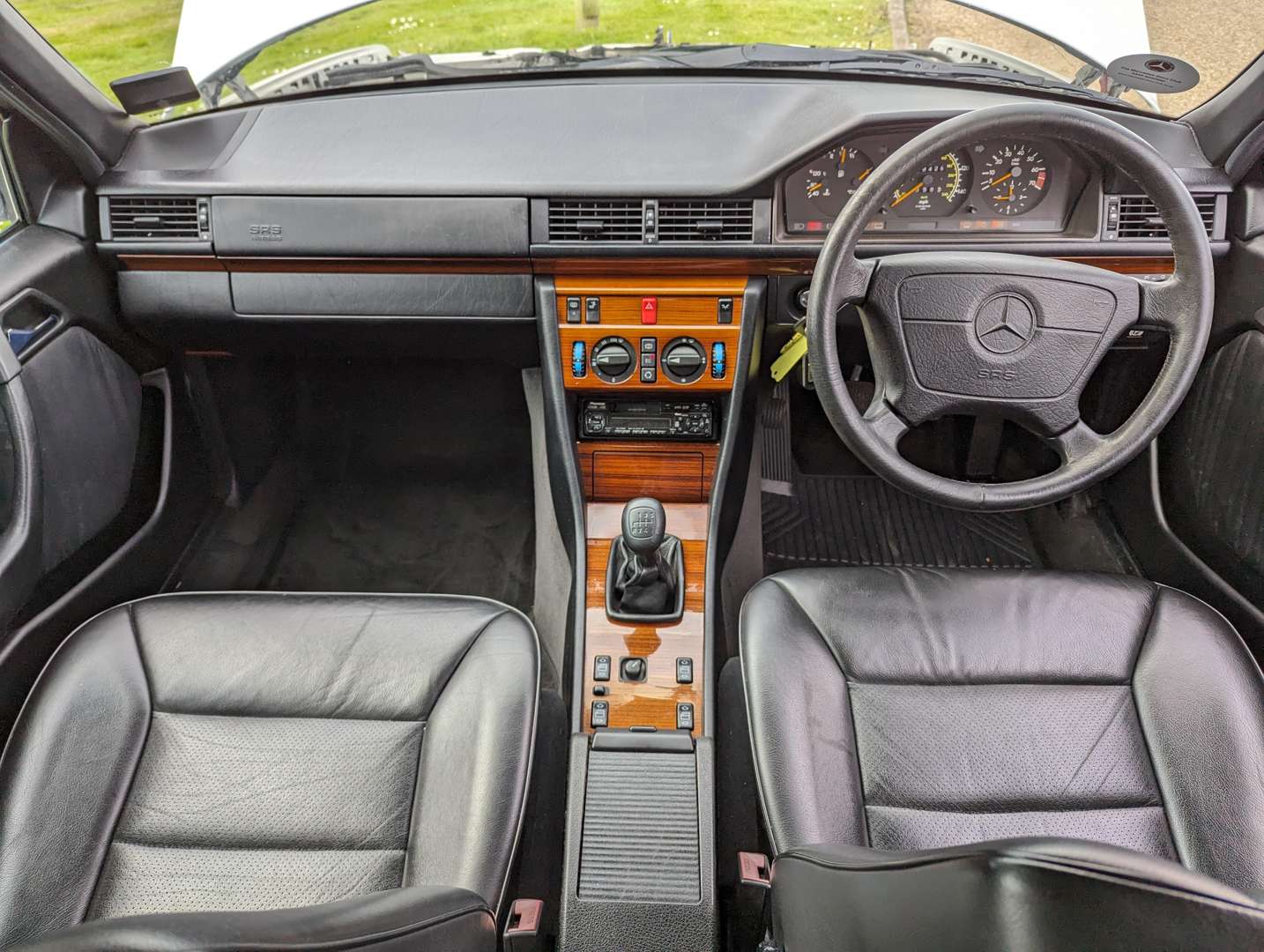 <p>1999 MERCEDES W124 E220 SALOON&nbsp;</p>